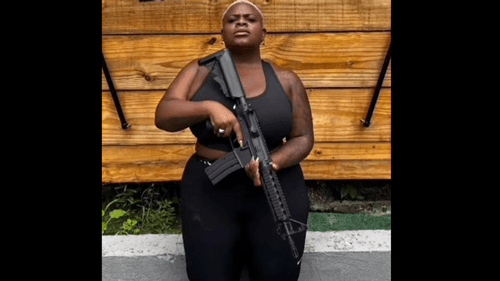 Jojo Todynho compartilha foto de proteção fuzil: Polêmica nas redes sociais