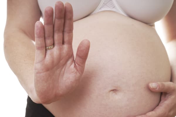 Ministério da Saúde pede que mulheres evitem gravidez até melhora da pandemia
