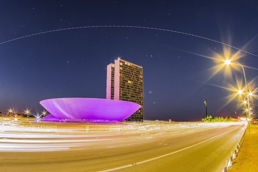 Fotógrafo registra passagem de estação espacial pelo céu de Brasília