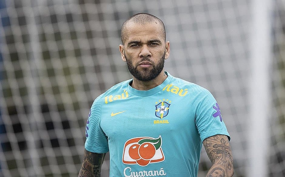 Acusado de assédio sexual, Daniel Alves é detido na Espanha