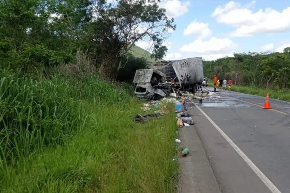 Acidente entre carro e caminhão na BA-131 deixa três mortos