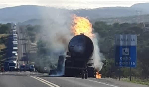 Carreta pega fogo e interdita BR 116 na altura do KM 651