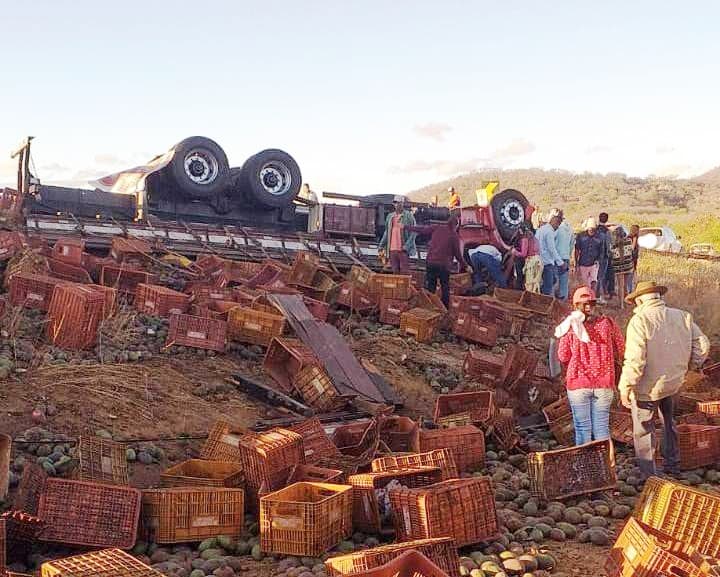 Caminhoneiro morre após caminhão de mangas capotar na BR-122 entre Espinosa e Urandi