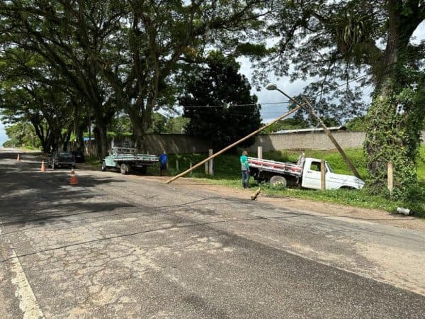 Ubatã: Condutor perde controle da direção e veículo atinge poste na BR-330
