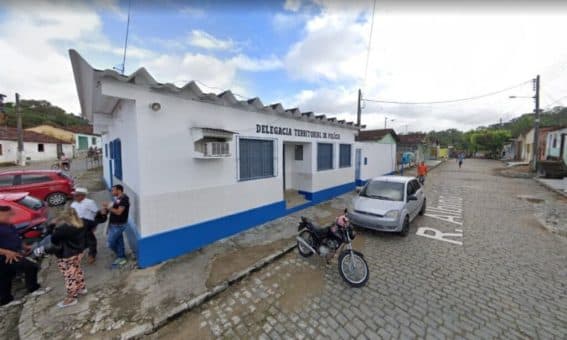 Jitaúna: Homem arromba carro no centro da cidade e furta quantia de 1,6 mil