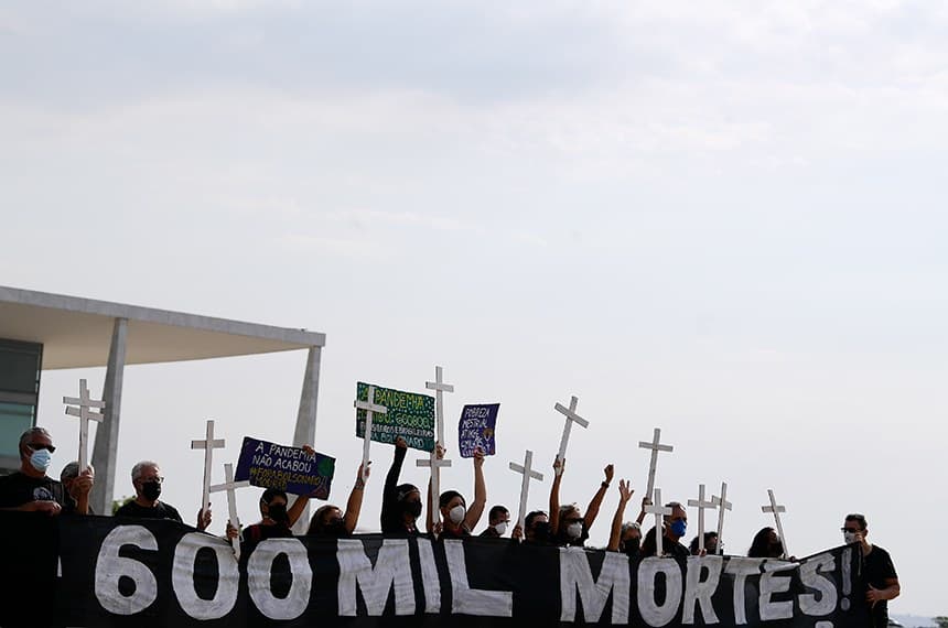 Senadores lamentam a marca de 600 mil mortes por covid-19  Fonte: Agência Senado