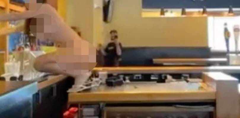 Mulher nua é contida com arma de choque após invadir e destruir Outback; veja vídeo