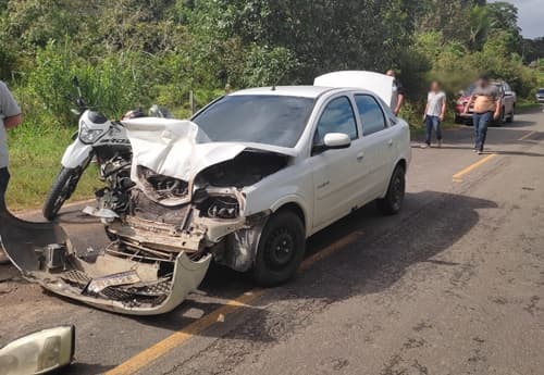 Ibirataia: Motorista fica ferido após carro colidir na traseira de kombi na BA-120