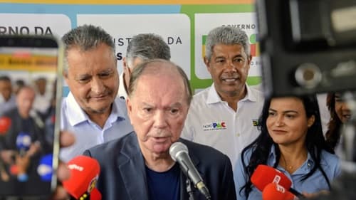 Rui Costa e João Leão dividem palanque em evento de início das obras de maternidade em Lauro de Freitas