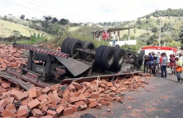 Motorista morre após caminhão carregado de blocos de cerâmica tombar no Vale do Jiquiriçá
