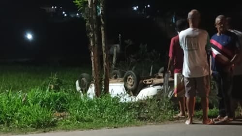 Ibirataia: Carro capota na BA-120, próximo ao Distrito de Algodão