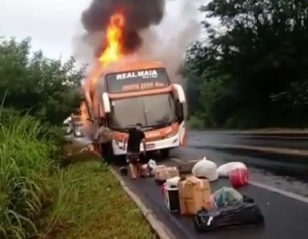 Ônibus que seguia com destino a cidade de Poções pega fogo na BR-251.