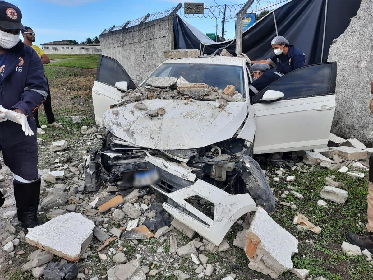 Mulher passa mal, perde controle de carro e bate em muro do aeroporto