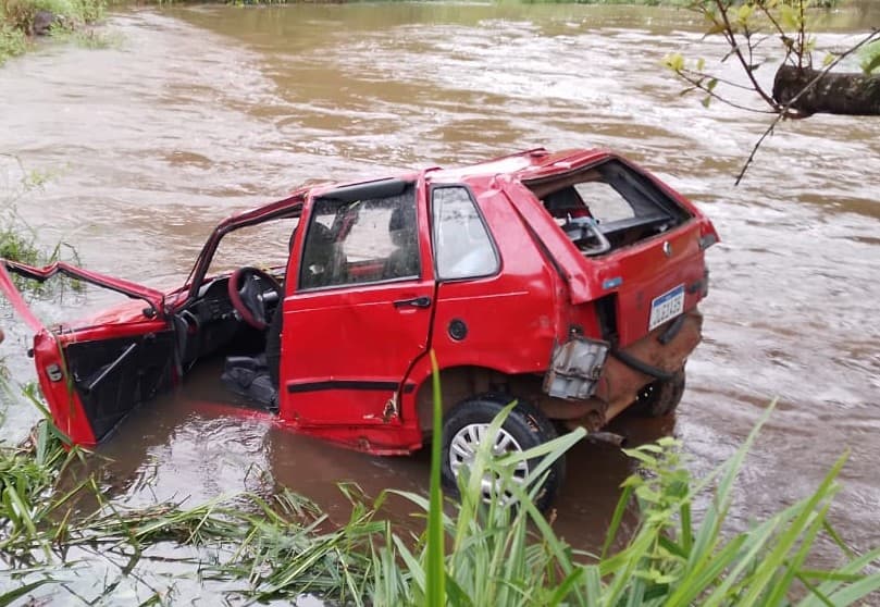 Motorista morre após carro capotar e cair dentro de rio, próximo à Palmeira, distrito de Wenceslau Guimarães