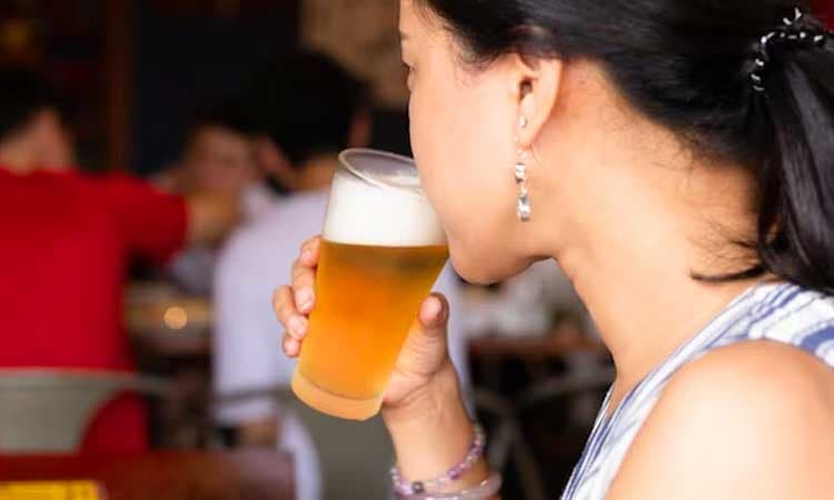 Mortes e internações por uso de álcool crescem entre mulheres
