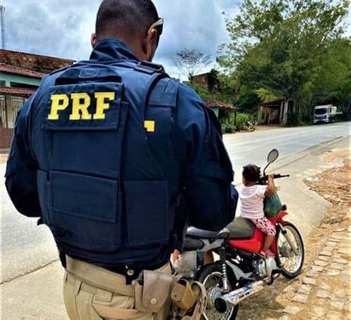 Ibirapitanga: PRF flagra mãe transportando criança em motocicleta na BR 101
