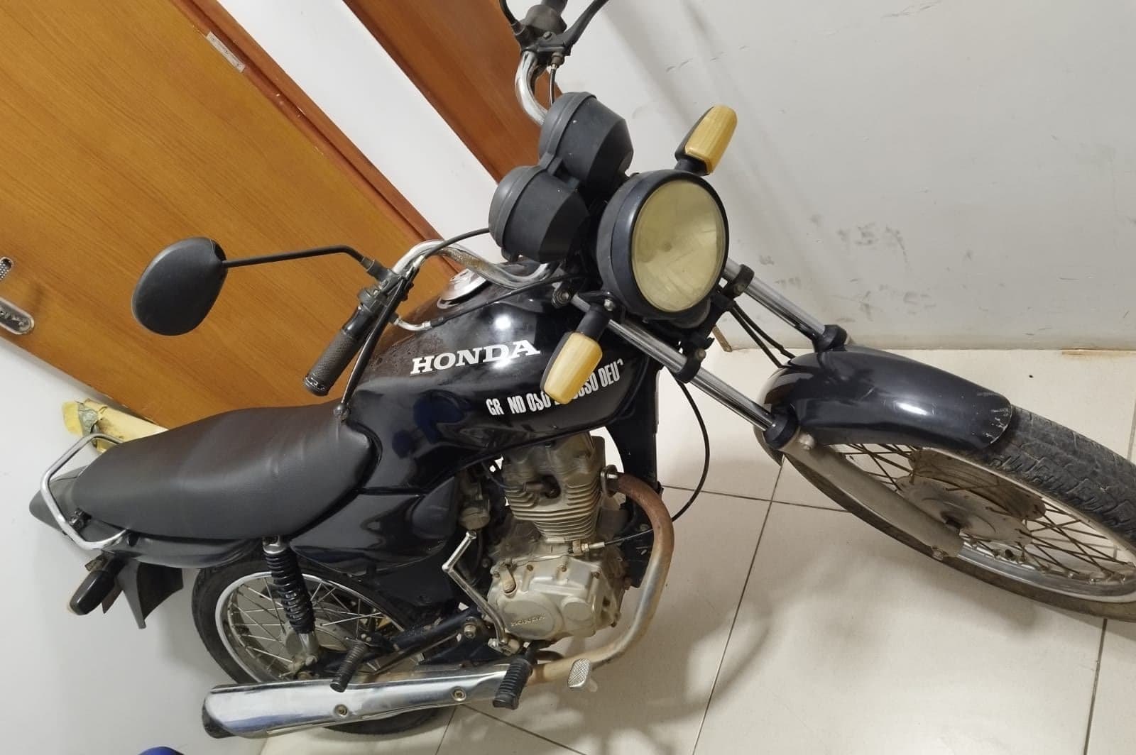 Ibirataia: PM apreende motocicleta roubada e prende homem por receptação