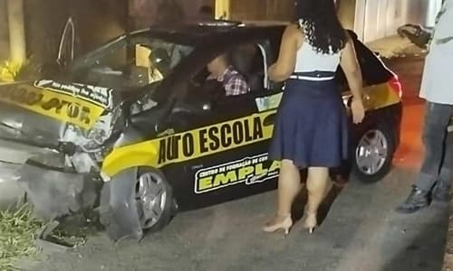 Carro de Autoescola colide com poste ao desviar de Picape na Bahia