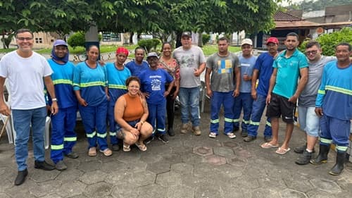 Ibirataia: Prefeito Sandro Futuca acompanha equipe de limpeza pública, domingo, 01