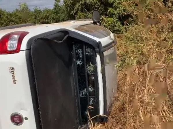 Homem é morto a tiros enquanto dirigia, carro foi alvejado 15 vezes