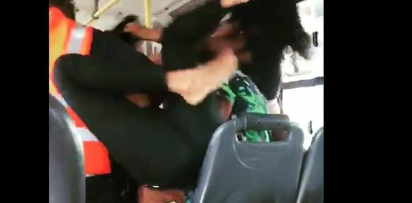Após flagra, mulher agride suposta amante do marido em ônibus na Av. Suburbana em Salvador