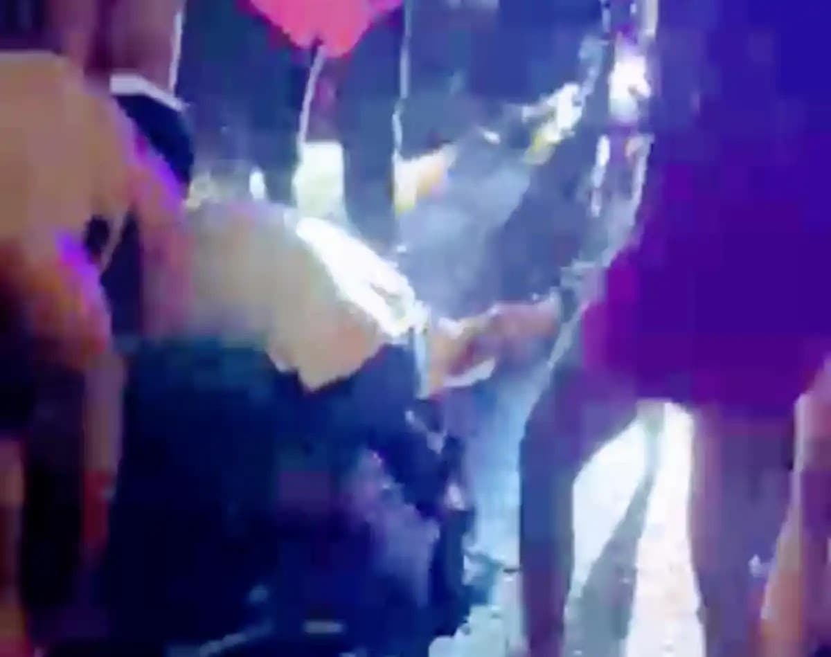 Mulher deixa outra seminua em show de Pablo do arrocha em ilhéus; assista o vídeo