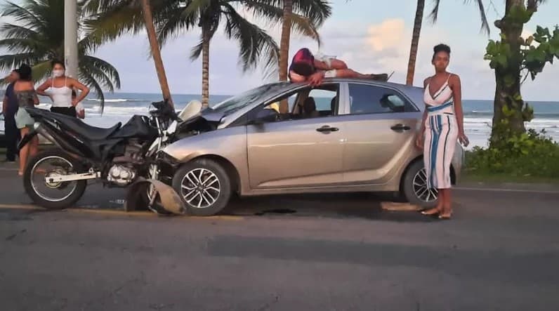 Ilhéus: Motociclista é lançado em cima de carro após colisão na BA-001