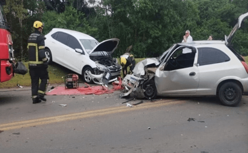 Na pressa de fugir de motel para não pagar conta, casal bate o carro