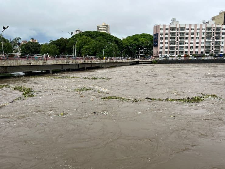 Itabuna: Nível do rio Cachoeira sobe 5,5 metros e interdita pontes