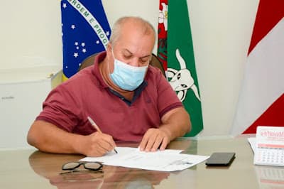 Itagibá: Prefeito Marquinhos anuncia reajuste de 33, 24% no piso salarial dos professores