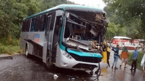 Ônibus que transportava evangélicos se envolve em acidente na Bahia