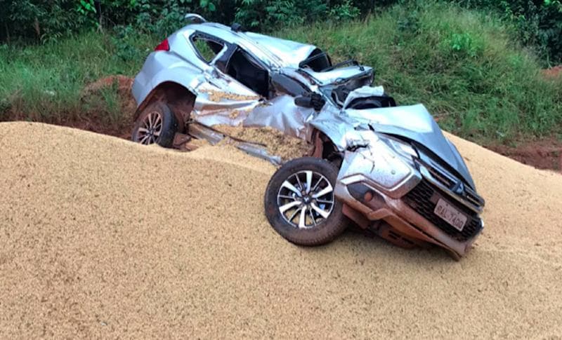 Mitsubishi é esmagada por carreta e mulher de 42 anos fica 5 horas presa às ferragens do veículo que conduzia