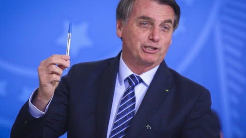 Governo Bolsonaro quer barrar reajuste de 33% no piso de professores