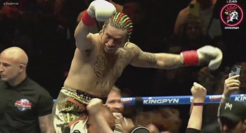 Whindersson vence Filipek por nocate e levanta a torcida em torneio de boxe.