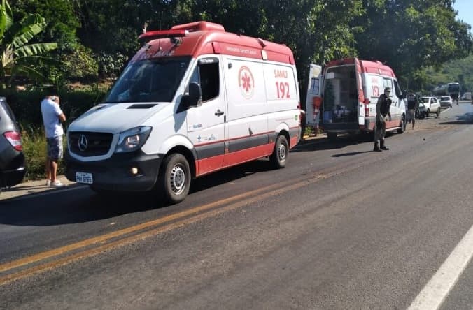Jitaúna: Colisão entre carro e caminhão deixa 08 feridos na BR-330