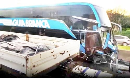 Grave acidente com ônibus da Águia Branca que seguia para São Paulo