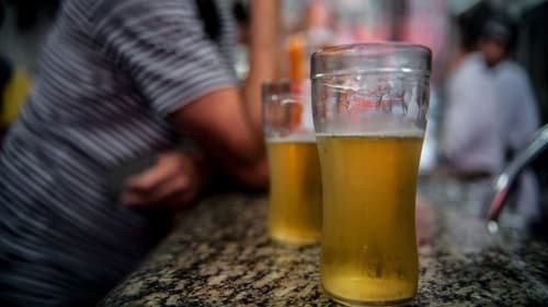 Tragédia em Bar: Dois mortos e um hospitalizado após consumo excessivo de álcool