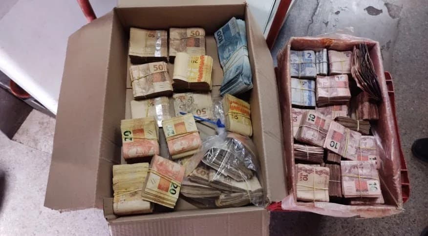 Caixas com dinheiro vivo são apreendidas pela Polícia do DF em operação contra lavagem de capitais