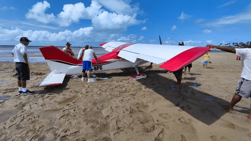 Avião de pequeno porte faz pouso forçado em banco de areia às margens de rio na Bahia