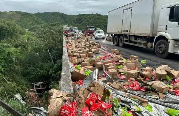Vídeo: Motorista sofre ferimentos leves após carreta cair de ponte na Pedra do Cavalo