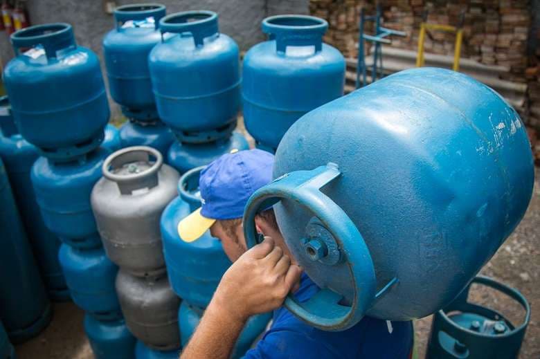 Petrobras desmente Bolsonaro e diz que não dará dinheiro para Vale-Gás e assistir pobres
