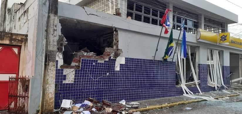 Banco fica completamente destruído após arrastão de bando na região
