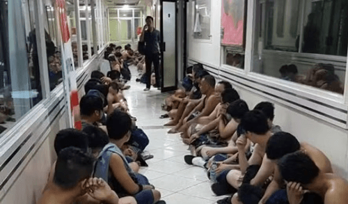 Polícia prende 56 homens que participavam de 'festa de sexo gay' em Jacarta