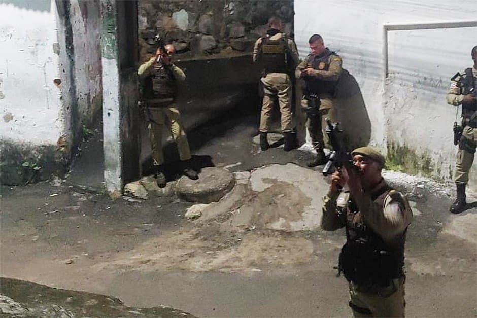 Polícia resgata usuário de drogas que seria executado por traficantes durante operação na Bahia