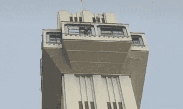 Homem comente suicídio se jogando do Elevador Lacerda em Salvador