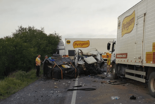 Batida entre caminhões e van deixa dois mortos e quatro feridos