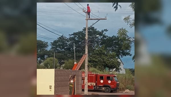 Jovem é resgatado em cima de poste de energia elétrica após tentativa de suicídio