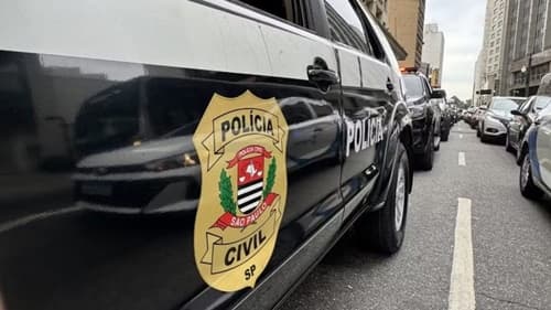 Corpos de mãe e filha são encontrados abraçados em banheiro