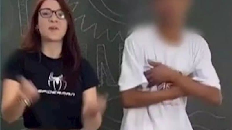 Professora chama atenção dançando com alunos e oferecendo aulas sensuais; veja vídeo