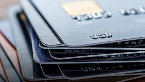 Juros do cartão de crédito rotativo sobem para 449,9% ao ano, aponta Banco Central